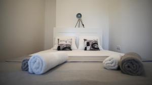 ein Schlafzimmer mit einem Bett mit Handtüchern und Kissen in der Unterkunft Apartmani Laura in Trogir