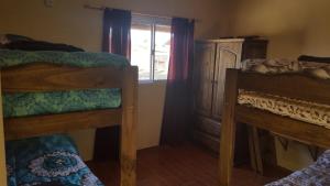 1 dormitorio con 2 literas y ventana en Cabañas del Gallego en San Rafael