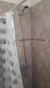 y baño con ducha y cortina de ducha. en Cabañas del Gallego en San Rafael