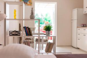 Kuchyň nebo kuchyňský kout v ubytování Studio Apartment Dada