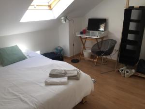 um quarto com uma cama e uma secretária com um computador portátil em LX Oriente Loft Apartment em Lisboa