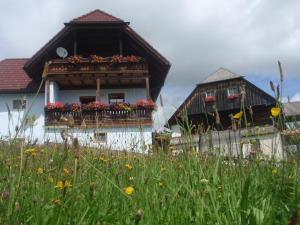 ein Haus mit einem Balkon mit Blumen darauf in der Unterkunft Rettlhof in Sankt Peter am Kammersberg