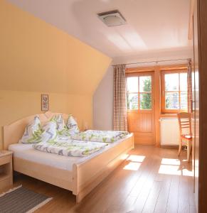 マリアプファルにあるKarnerhofのベッドルーム1室(ベッド1台、テーブル、椅子付)