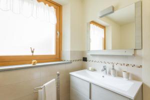 ein Badezimmer mit Waschbecken und Spiegel in der Unterkunft La Casa di Alfredo e Virginia in Aosta + 31 Fotos