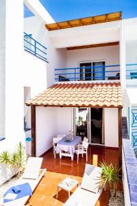 patio domu ze stołem i krzesłami w obiekcie Casa Cofete w mieście Morro del Jable