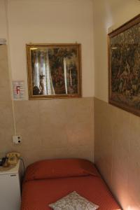 um quarto com uma cama e um quadro na parede em Hotel Stadler 2 em Roma
