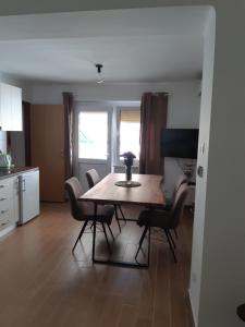 stół jadalny i krzesła w kuchni w obiekcie Apartment Nada w mieście Opatija