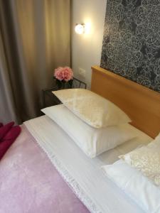 Un pat sau paturi într-o cameră la Apartments Smokva