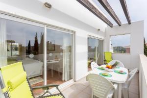 a white dining room with a table and chairs at Casa Harland by Seewest in Albardeira