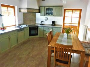 Kuchyň nebo kuchyňský kout v ubytování Ferienwohnung Dürnberger
