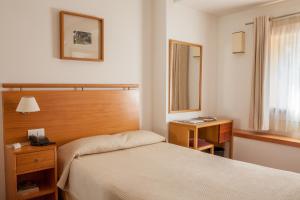 A bed or beds in a room at Hotel do Lago