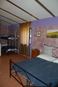 Ischia di CastroにあるAgriturismo Castroのベッドルーム1室(ベッド1台付)、ベッドルーム1室(二段ベッド1組付)