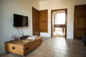 a living room with a tv and a wooden coffee table at Gîtes du tellin in Couvin