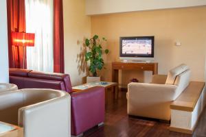 TV a/nebo společenská místnost v ubytování Hotel do Lago