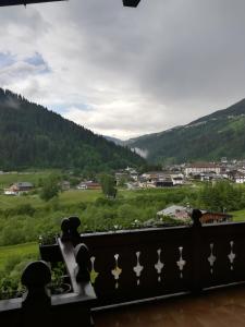 Vista generica sulle montagne o vista sulle montagne dall'interno dell'hotel