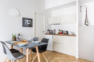 a kitchen and dining room with a table and chairs at Les Suites de Saint Amand in Bordeaux +40 photos