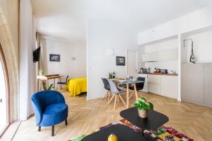 un soggiorno con tavolo e sedia blu di Les Suites de Saint Amand a Bordeaux