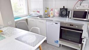 una pequeña cocina con encimera y fregadero en Comfort In Warsaw Apartment en Varsovia