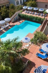Bazén v ubytování Hotel Francia E Quirinale nebo v jeho okolí