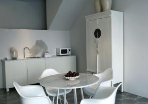 Küche/Küchenzeile in der Unterkunft Lusa Beach Studios Under New Management And Newly Renovated