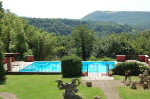 ein Haus mit einem Pool im Hof in der Unterkunft Agriturismo Castro in Ischia di Castro
