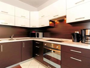 Apartment in Kolberg - PL 040.018にあるキッチンまたは簡易キッチン