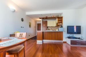 Η κουζίνα ή μικρή κουζίνα στο Adriano 2BR apartment with terrace