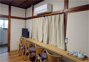 um quarto com uma sala com cadeiras e uma janela em Kiki HouseT --Self Check-in -- Room Number & Password is in the following email em Tóquio