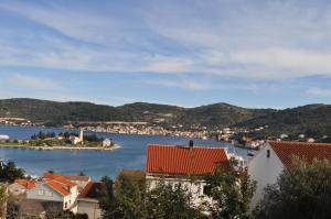 a view of a large body of water with houses at Apartments Zora in Vis