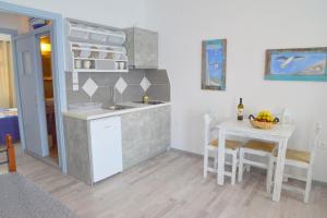 A kitchen or kitchenette at Vasealis & Seafis Sirma Klima