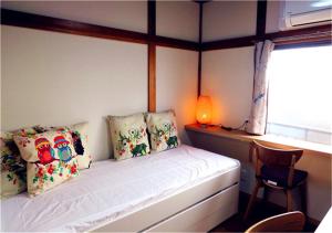 um quarto com uma cama branca, uma secretária e uma janela. em Kiki HouseT --Self Check-in -- Room Number & Password is in the following email em Tóquio