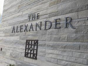 una señal en el lateral de un edificio en The Alexander, A Dolce Hotel, en Indianápolis