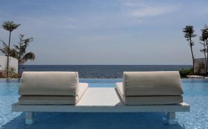 Der Swimmingpool an oder in der Nähe von Lusa Beach Studios Under New Management And Newly Renovated