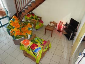 vistas panorámicas a una sala de estar con sofá y sillas en les touloulous, en Sainte-Anne