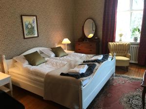 カールスタードにあるBerg Säteriのベッドルーム1室(鏡付きベッド1台、椅子付)