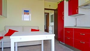 Kuchyňa alebo kuchynka v ubytovaní La Quiete 23 Lake view apartment by Gardadomusmea + 16 fotografií