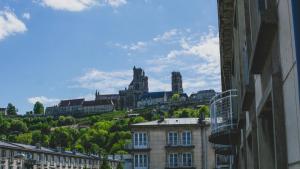 uitzicht op een stad met een kasteel op een heuvel bij Hôtel du Tramway in Laon