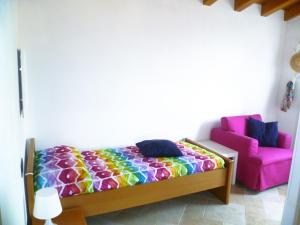 ein Schlafzimmer mit einem Bett und einem rosa Sofa in der Unterkunft Cà "La Bellavista" in Anzano del Parco