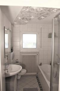 エッテンハイムにあるFerienwohnung Henglのバスルーム(シンク、バスタブ、トイレ付)