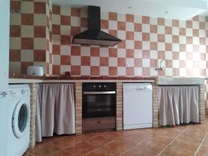 a kitchen with a washer and dryer in a kitchen at Casa Rural Alicia in Villafranca de Ebro