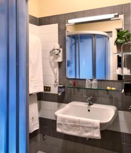 a bathroom with a sink and a mirror at Hotel Cacciani in Frascati