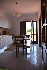 - une cuisine avec une table et des chaises dans la chambre dans l'établissement Bed and Lemons, à Piano di Sorrento