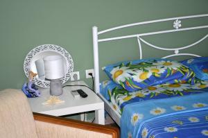 トロにあるBlue Green Studioのベッドルーム1室(ベッド1台、ランプ付きテーブル付)
