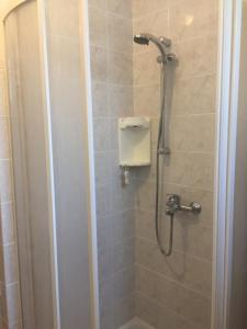 La salle de bains est pourvue d'une cabine de douche. dans l'établissement Apartmani Villa Christina, à Ičići