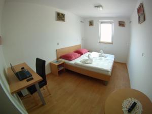 Postel nebo postele na pokoji v ubytování Hotel Galaksija Trebnje
