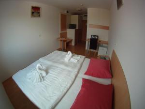 Postel nebo postele na pokoji v ubytování Hotel Galaksija Trebnje
