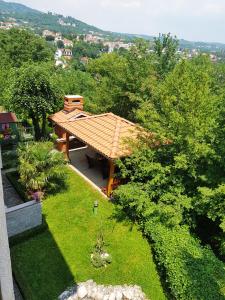 een uitzicht over de tuin met een prieel bij Apartman Marica in Opatija
