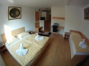 Postel nebo postele na pokoji v ubytování Hotel Galaksija Trebnje + 37 fotografií