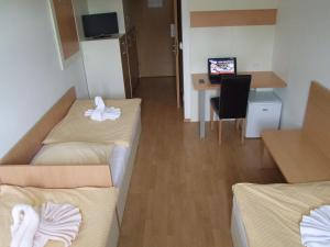 TV a/nebo společenská místnost v ubytování Hotel Galaksija Trebnje