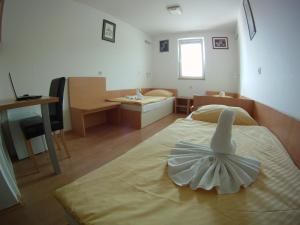 Postel nebo postele na pokoji v ubytování Hotel Galaksija Trebnje